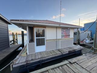 The Miss Ella Houseboat - - 5