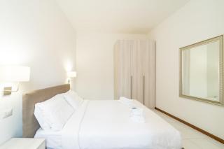 Como city Flat with AC and WIFI - 9