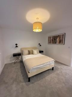 3 Bedroom Executive Property Corby - Corby - 4