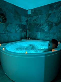 Maison Insolite avec Spa Privatif - Monbalen - 8