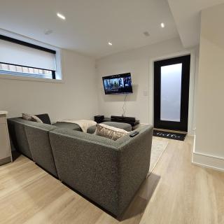 Spacious Bright 9ft Ceiling with Private Entrance - Milton - 8