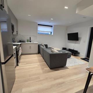Spacious Bright 9ft Ceiling with Private Entrance - Milton - 9
