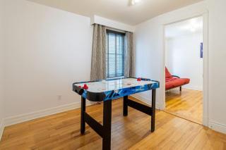 Old-Time Charm - 12 Guests - Billiards & Hot Tub - 3