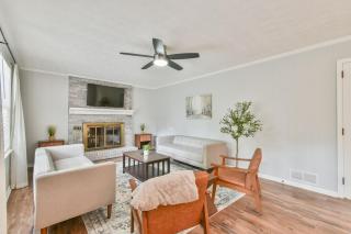 Cozy Home with Arcade, Ping Pong & Fenced Backyard - Lawrenceville - 9