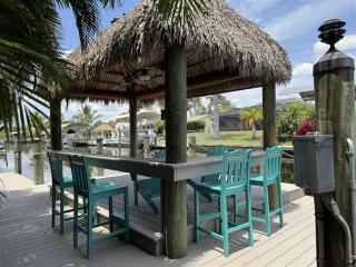 Heated Pool & Tiki Hut on a Stunning Canal View - The Dancing Dolphin Villa - Roelens - Cape Coral - 9