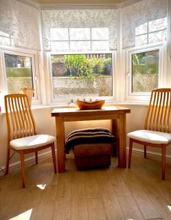 5 Guests - 2 Bedrooms - Free Parking - 1min Beach - Llandudno - 4