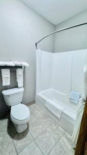 Garner INN & Suites - - 4