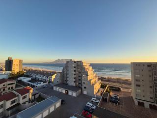 Luxurious Ocean View Beachfront Apartment - 8