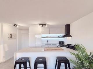 Luxurious Ocean View Beachfront Apartment - 6
