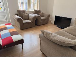 Leeds Serviced Accommodation - Apartments - 3 Bed House-Close To Centre -M621 & M1 - Contractors - Business Travellers - Families - Beeston - 0