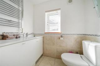 Charming 4-Bedroom Home with Garden - Perfect for Families, Groups & Contractors - Bedford - 3