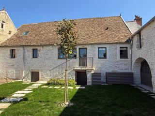 Au 8 à Meursault, Magnifique maison Bourguignonne au pied des vignes, jardin, places de parking privée - Meursault - 0