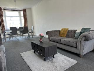 Spacious Family Friendly 4-Bed Holiday Home - 6