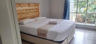Stylish 4-Bed Oasis - Pool Garden BackupPower - Johannesburg - 5
