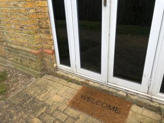 Spacious King room with Private Entrance - near Emirates and Camden and King's Cross - 5 Min to Tube - Finchley - 1