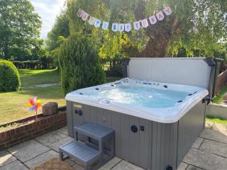 New Forest Country Home with Hot Tub and Open Fire - Ringwood - 0