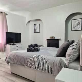 Modern spacious double bed room in Bromley - - 0