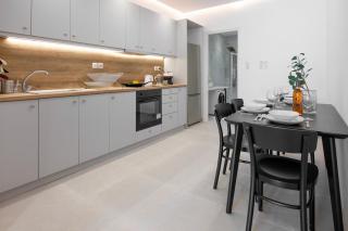 Stylish & Bright Flat Across Metro - 8' to Center - 9