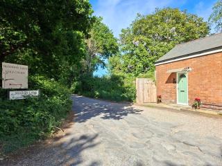 Cosy cottage in Christchurch with a double bedroom, private garden & parking - 4