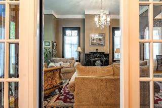 Master King Room_Victorian_with Private Bathroom - Savannah - 3
