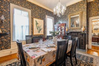 Master King Room_Victorian_with Private Bathroom - Savannah - 2