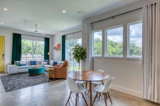 Contemporary Home Centrally Located Near SoCo & DT - Austin - 2