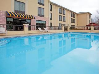 Holiday Inn Express & Suites Charlotte Arpt-Belmont by IHG - 5