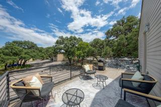 Conveniently located Upstairs Deck BBQ - Austin - 0