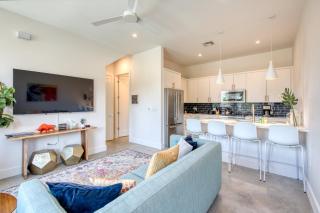 Conveniently located Upstairs Deck BBQ - Austin - 9