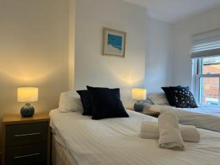 Elegant 2 Bedroom House in Essex-Parking- Free WiFi - 2