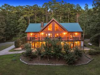 Secluded Mountain Lodge w King Beds Game Room Hot Tub Firepit 2 miles to Helen,GA - Sautee Nacoochee - 2