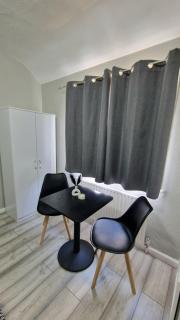 Cosy Deluxe Double Bed Room in Bromley - - 8