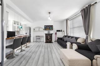 2-Bed House, Bromley, Free Parking, 30 min to Central London - Sleeps 6 - 9