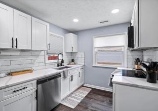 Modern 3Bed Home Near CLE With Private Backyard - Parma Heights - 8