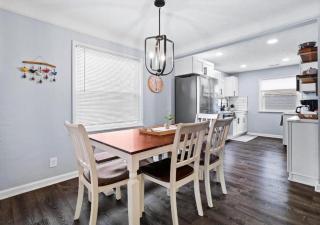 Modern 3Bed Home Near CLE With Private Backyard - Parma Heights - 4