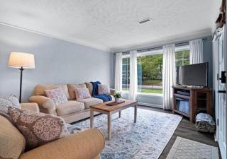 Modern 3Bed Home Near CLE With Private Backyard - Parma Heights - 0