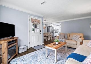 Modern 3Bed Home Near CLE With Private Backyard - Parma Heights - 3