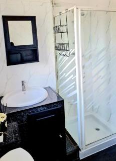 Cosy Deluxe Double Bed Room in Bromley - - 3