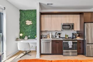 OTR King Bed Free Parking Gym Pool Penthouse - 5