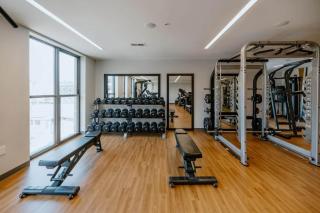 OTR King Bed Free Parking Gym Pool Top Floor - 3