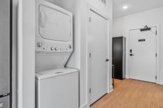 OTR King Bed Free Parking Gym Pool Penthouse - 1