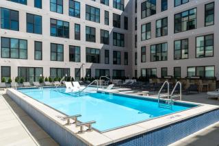 OTR King Bed Free Parking Gym Pool Penthouse - 6