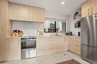 Well-styled Vibrant 2 Bed Home - Auckland - 5