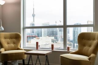 Chic 1BR Condo Lake and City Views plus Free Parking - 9