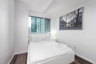 Chic 1BR Condo Lake and City Views plus Free Parking - 7