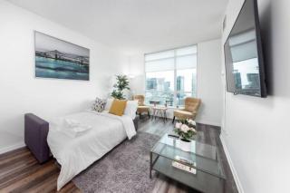 Chic 1BR Condo Lake and City Views plus Free Parking - 6