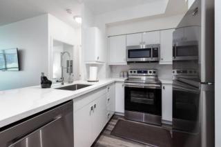 Chic 1BR Condo Lake and City Views plus Free Parking - 4