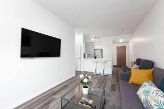 Chic 1BR Condo Lake and City Views plus Free Parking - 3