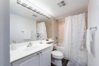 Chic 1BR Condo Lake and City Views plus Free Parking - 2