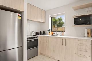 Vibrant 2 bed Henderson Abode - 7